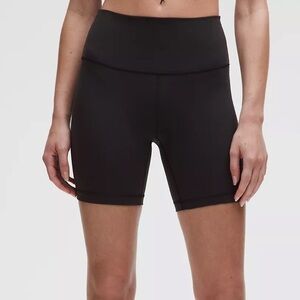 Lululemon wunder train, size 4, 6inch.